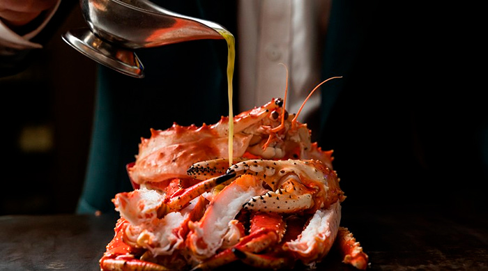 Prato típico King Crab sendo servido com molho, parte do turismo gastronômico de Londres.