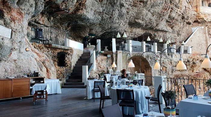 Restaurante Grotta Palazzese em Polignano a Mare, Itália, localizado dentro de uma caverna à beira-mar.