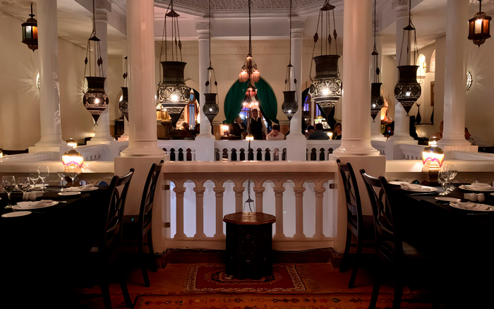 Restaurante Rick's Cafe em Casablanca, inspirado no bar do filme Casablanca.