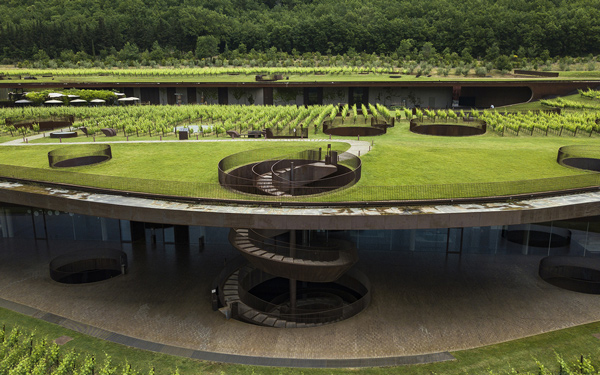 Arquitetura da vinícola Antinori nel Chianti Classico vista de cima.