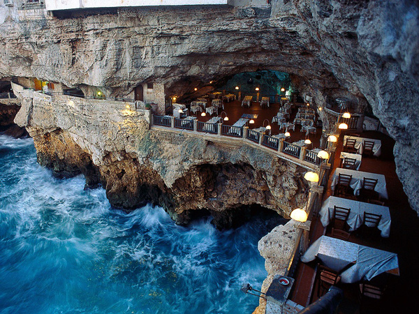 Restaurante Grotta Palazzese, em caverna calcária. Gastronomia italiana típica de alto padrão.