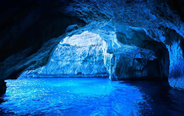 Gruta Azul, ponto turístico visitado no roteiro do sul da Itália.