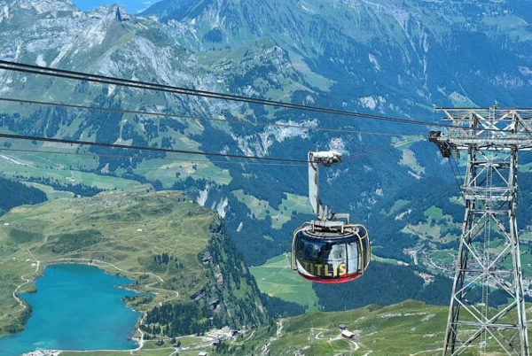 Titlis Rotair fazendo trajeto de subida ao Monte Titlis.