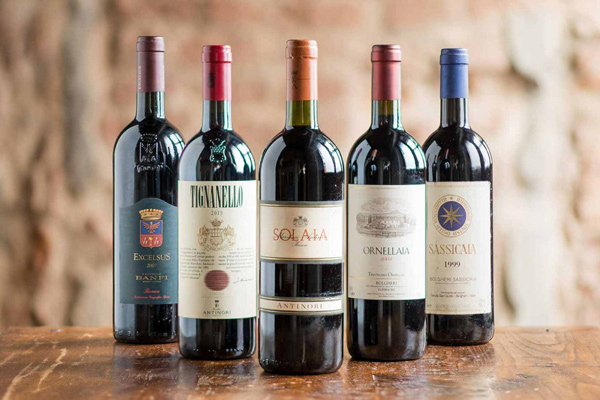 Rótulos de vinhos supertoscanos da vinícola Antinori.