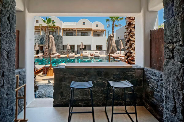 Área externa do hotel cinco estrelas Radisson Blu Zaffron Resort em Santorini.