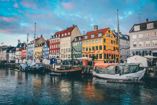 Casas coloridas na beira da água em Copenhage, nos países escandinavos.