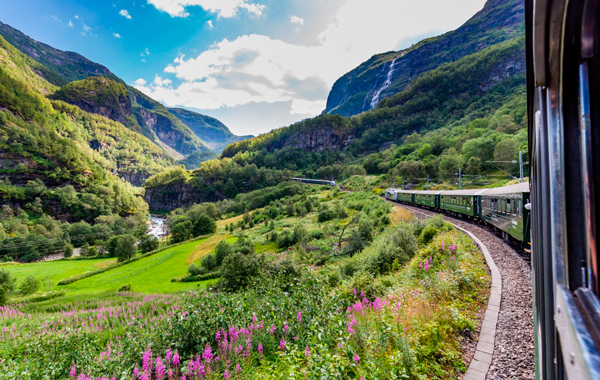Vista da janela do trem Flamsbana, que faz a travessia por cidades da Escandinávia, uma das mais belas do mundo