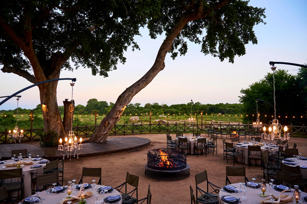 Restaurante a ceu aberto no Kruger Gate Hotel na Africa.