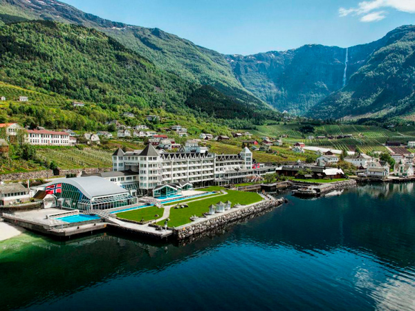 Vista aérea do Hotel Ullensvag em Lofthus, opção de hospedagem cinco estrelas nos países escandinavos.