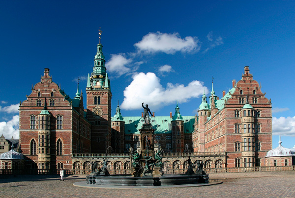 Vista de frente do Palácio de Frederiksborg em Copenhage, maior castelo da Escandinávia.