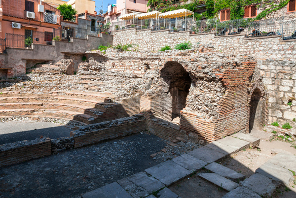 Ruínas de Odeon Romano, um dos monumentos romanos que ainda vive.