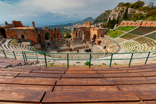 Vista da escadaria e centro do teatro antigo de taormina.