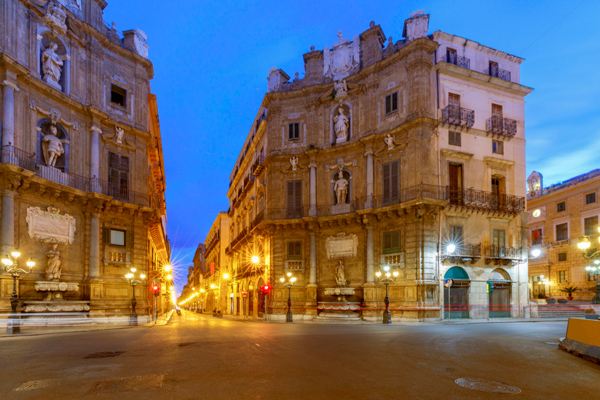 Via Vittorio Emanuele, importante na historia das cidades romanas.