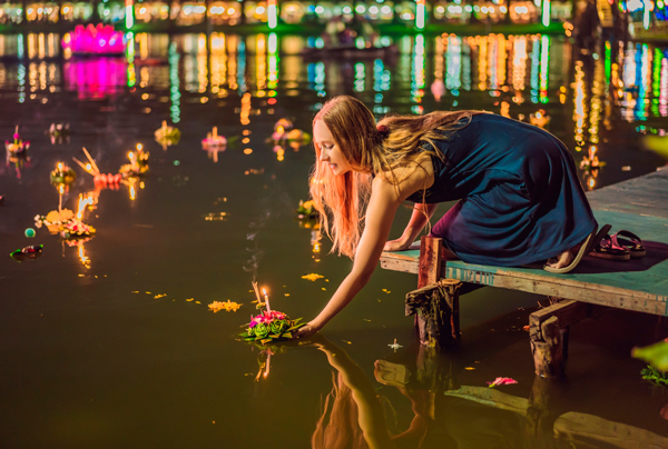 Mulher participando de festival loi krathong