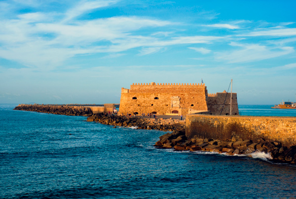 Vista de construção forte na cidade Heraklion, na ilha de Creta.