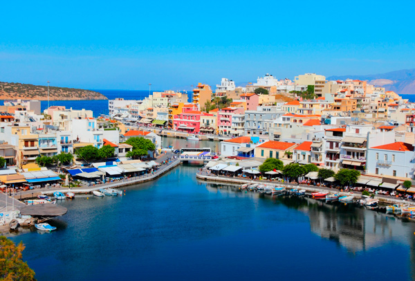 Vista do porto na ilha de Creta.