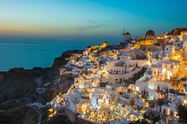 Vista da Ilha de Santorini na Grécia, eleita uma das mais romanticas do mundo.