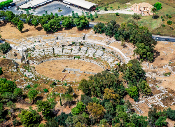 Vista de cima do anfiteatro romano em Siracusa.
