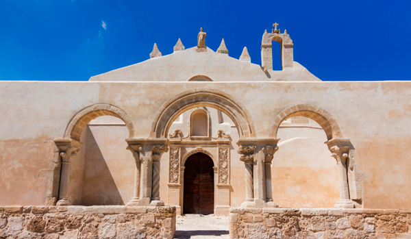 Vista externa das Catacumbas de San Giovanni na cidade romana Siracusa