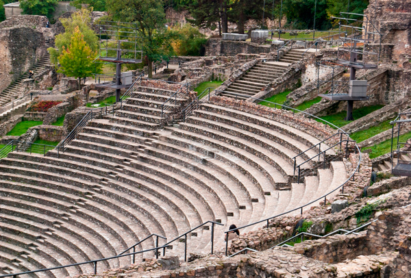Vista da escadaria dos teatros romanos de Lyon