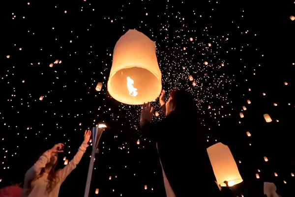 Luzes flutuantes no festival das lanternas.