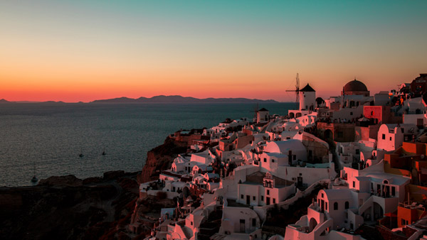 Pôr do sol na ilha de Santorini, um dos melhores destinos da Grécia.