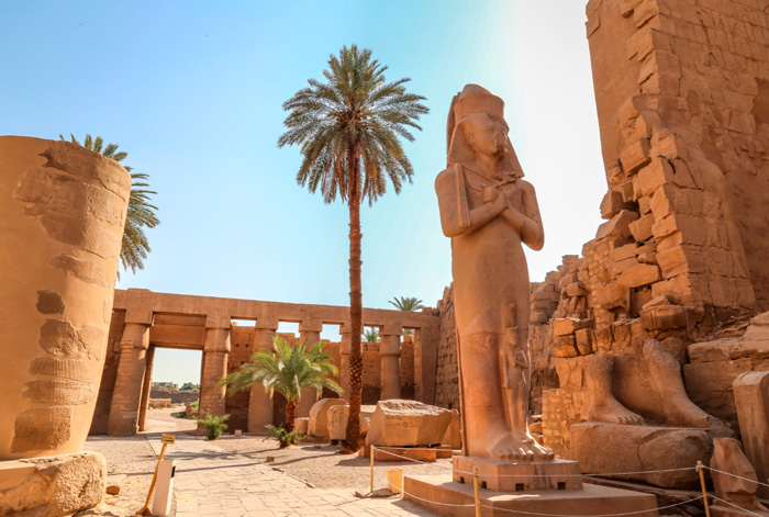 Estátuas e paredes do templo de Karnak em Luxor no Egito.