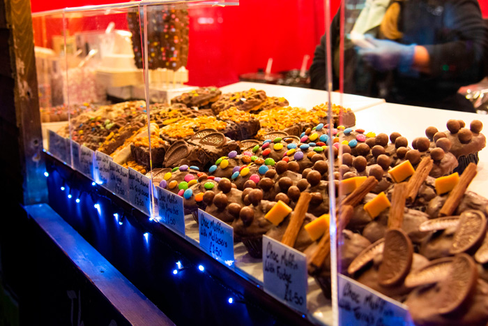 Doces típicos dos mercados de natal expostos em loja.