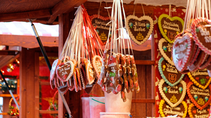 Biscoitos de gengibre em barraca no mercado de natal