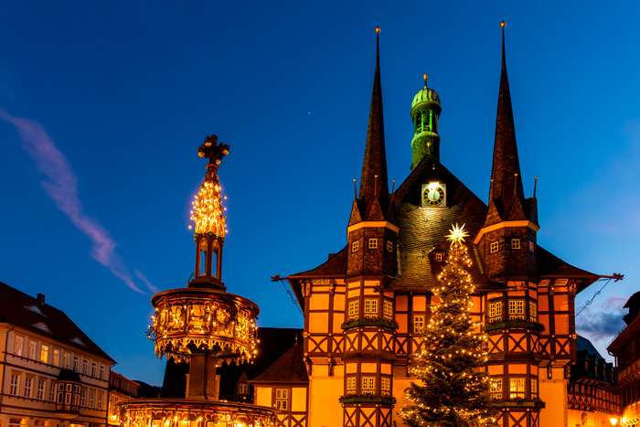 Decorações e luzes espalhadas pela cidade durante os mercados de natal.