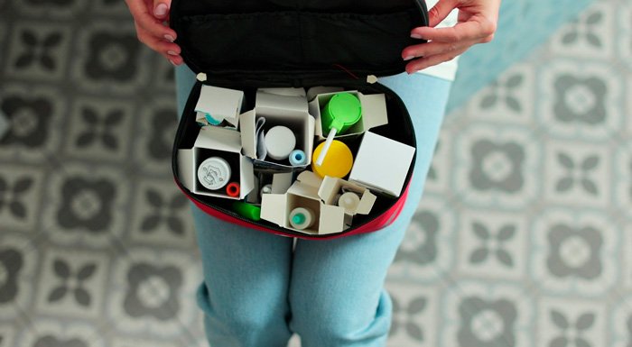 Bolsa com medicamentos em suas caixas originais para transporte em avião internacional.