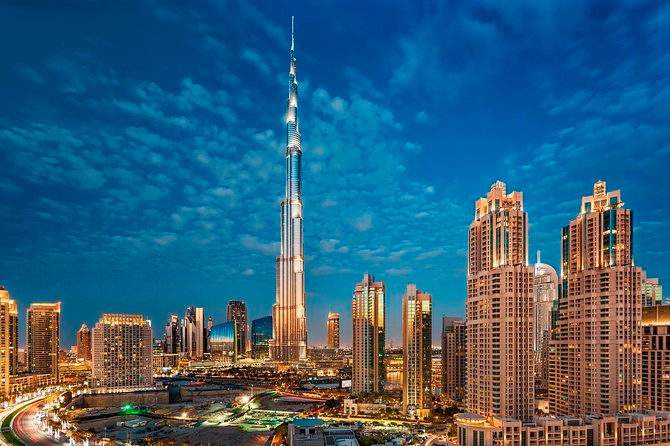 Burj Khalifa iluminado à noite, principal atração para incluir em qualquer Roteiro Dubai.
