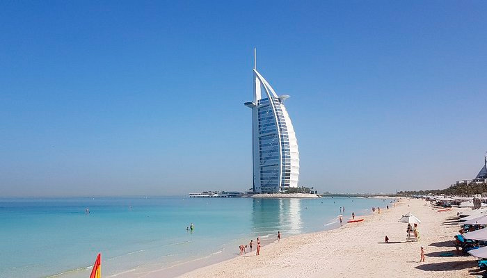Burj Al Arab visto da praia de Jumeirah, ícone de luxo presente em todo Roteiro Dubai.