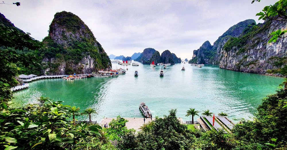 Conheça a Caverna Sung Sot na Baía de Ha Long – Vietnã