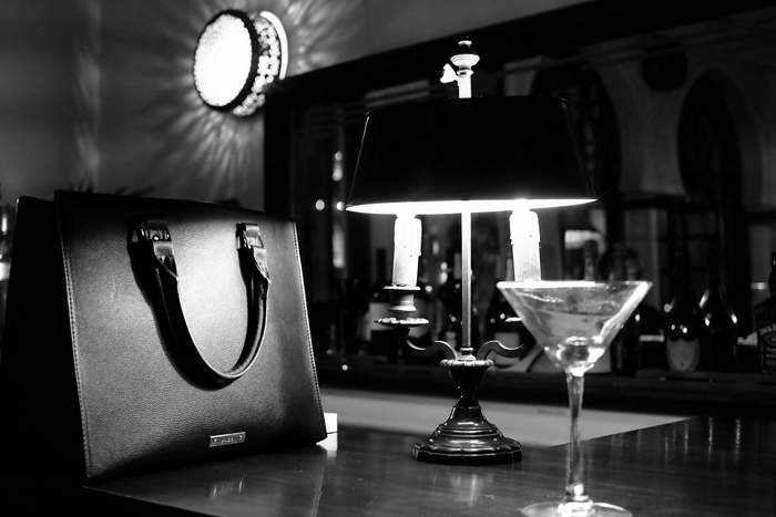 Detalhe intimista do bar no Rick’s Cafe em Casablanca, com taça de coquetel e iluminação suave que remete à atmosfera clássica do filme