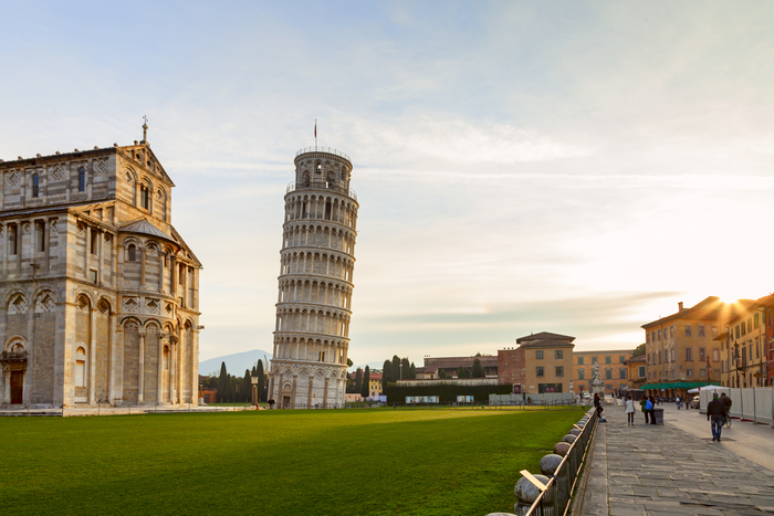 Roteiro pela Toscana passando por Pisa, com a Torre Inclinada, a Catedral e o gramado da Piazza dei Miracoli em destaque