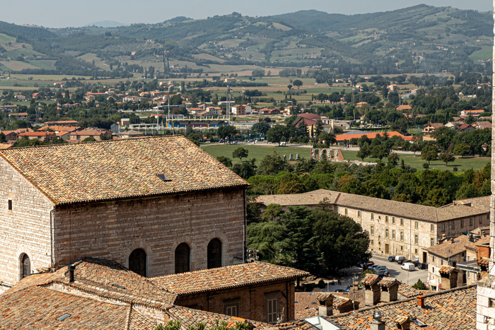 Roteiro pela Toscana em cidades como Arezzo e Cortona, com construções históricas, colinas verdes e vilarejos medievais no horizonte