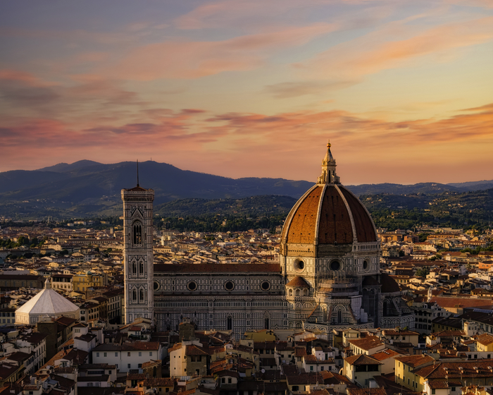 Roteiro pela Toscana com vista panorâmica de Florença, destacando a Catedral de Santa Maria del Fiore e a cúpula de Brunelleschi ao entardecer