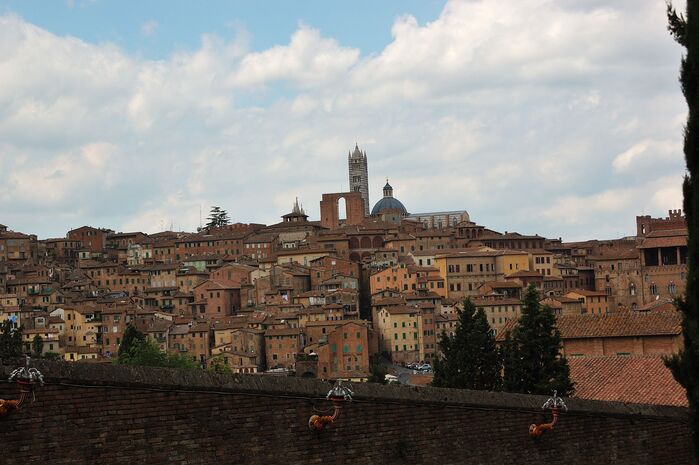 Roteiro pela Toscana em Siena, com vista do centro histórico, telhados de terracota e a catedral dominando o cenário