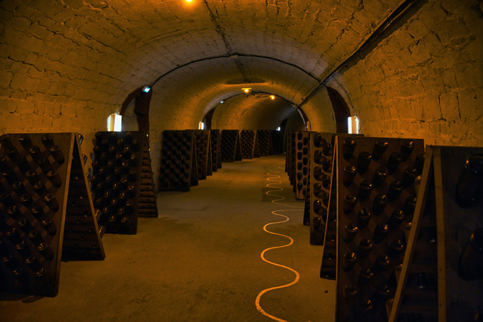 Imagem de uma cave de bebidas subterrânea.