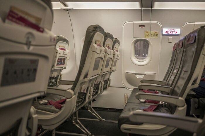 Diferentes assentos dentro de cabine do avião.