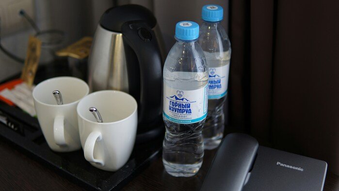 Kit de garrafas de água e café servidos em voo.