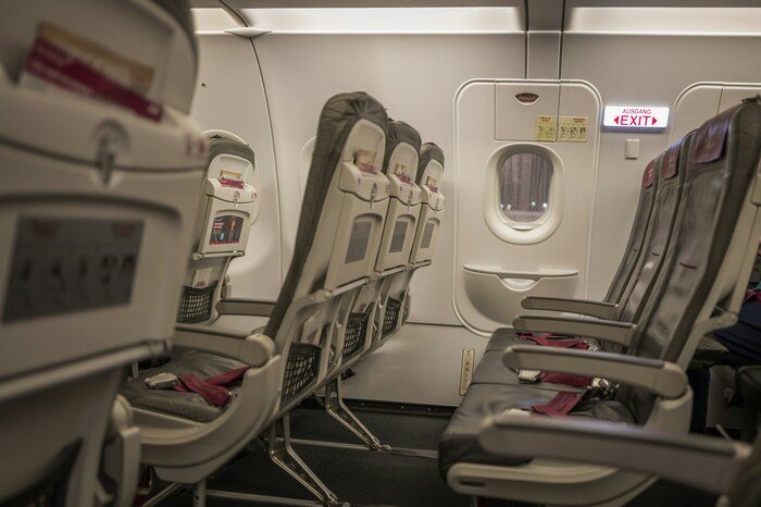 Diferentes assentos dentro de cabine do avião.