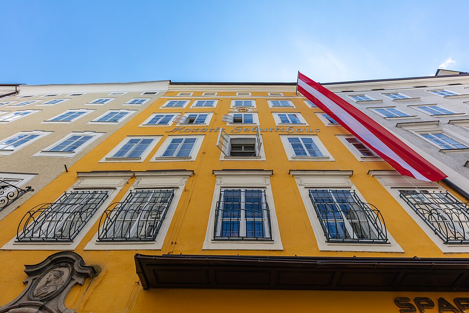 Fachada da famosa casa natal de Mozart na Áustria.