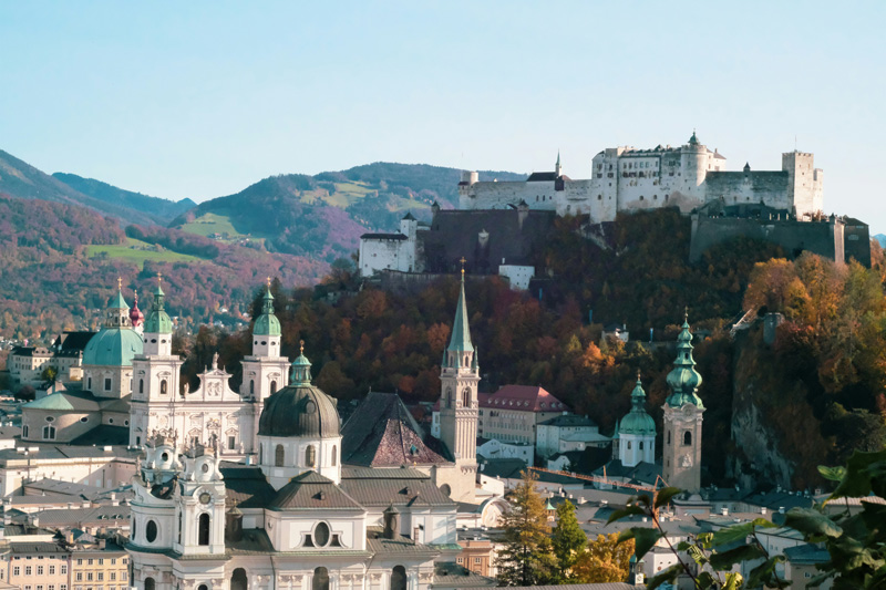 Vista da Fortaleza de Hohensalzburg de dentro da cidade.