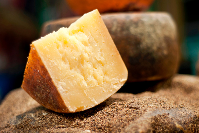 Close em um pedaço de queijo italiano pecorino di pienza.
