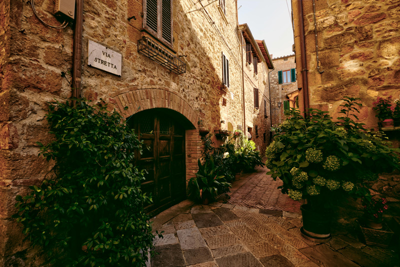Rua típica de Pienza, estilo rústico.
