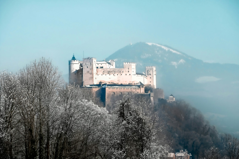 Fortaleza de Hohensalzburg em época de neve no final do ano.