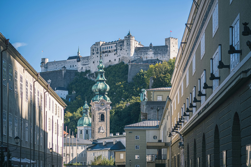 Vista da Fortaleza Medieval de Hohensalzburg das ruas da cidade.