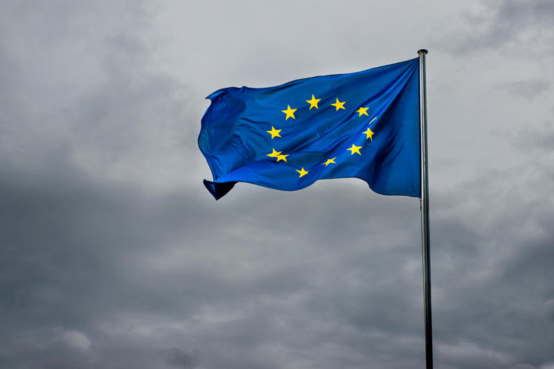 Bandeira europeia hasteada.